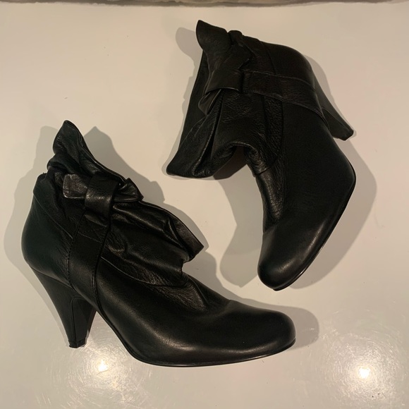 Steve Madden Shoes - STEVE MADDEN BLACK KITTEN ANKLE BOOTIES SIZE 8